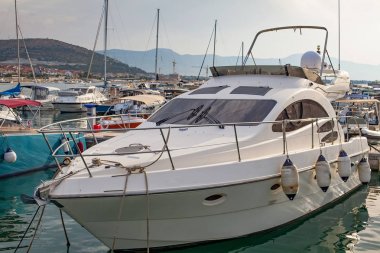 Tekneler Harbor Trogir, Hırvatistan ile Pier