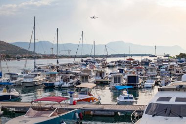 Tekneler Harbor Trogir, Hırvatistan ile Pier