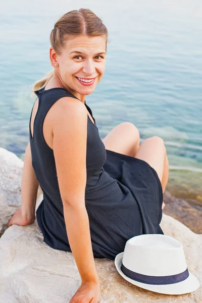 Улыбающийся портрет молодой женщины на берегу моря — стоковое фото