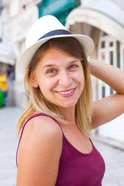 Женщина-туристка в Старом городе Сплита, лето — стоковое фото