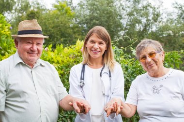 Yaşlı çift ile tıp doktoru