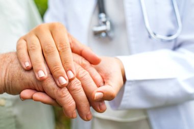 Titreyen elini tutarak doktor