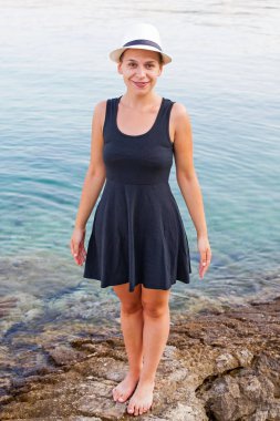 Genç kadın rahatlatıcı sahil Hırvatistan tarafından