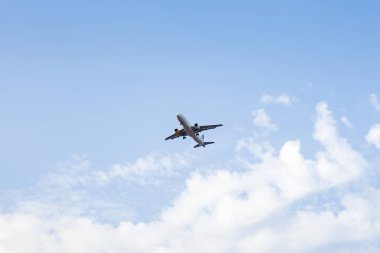Mavi gökyüzünde bir uçak