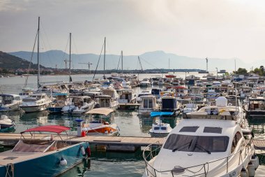 Tekneler Harbor Trogir, Hırvatistan ile Pier