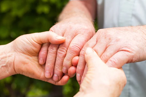 Elderly couple holding hands — Stock Photo, Image