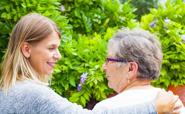 Caregiver arkadan görünüm ile üst düzey Bayan — Stok fotoğraf