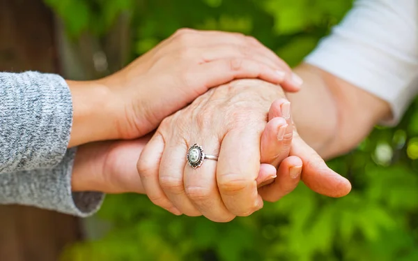 Håller händerna, Parkinsons sjukdom — Stockfoto