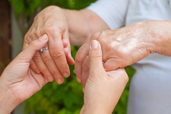 Držení rukou, Parkinsonova nemoc — Stock fotografie