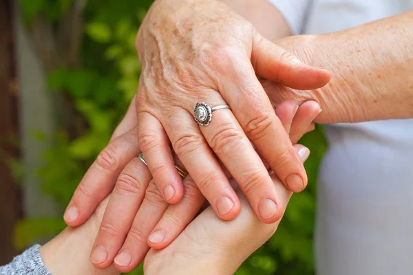 Tomados de la mano, enfermedad de Parkinson — Foto de Stock