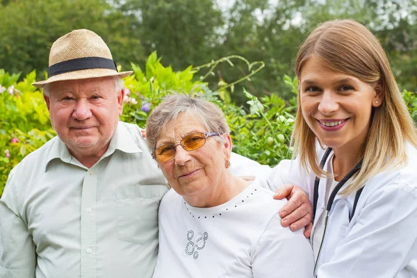 Médico con pareja de ancianos — Foto de Stock