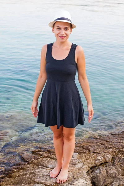 Genç kadın rahatlatıcı sahil Hırvatistan tarafından