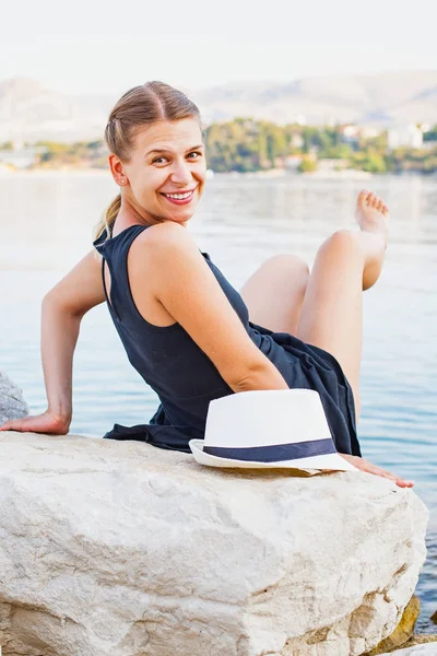 Deniz kenarında gülümseyen genç kadın portre