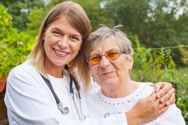 Yaşlı kadın kadın doktor ile