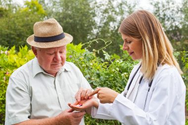 Yaşlılar için ilaç veren doktor