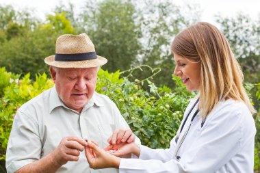 Yaşlılar için ilaç veren doktor