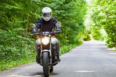 Ormanda sürme motosikletçi