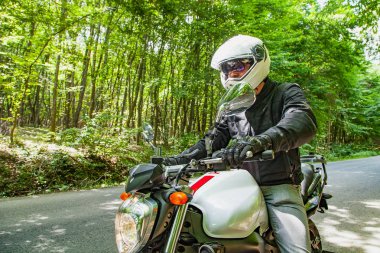 Ormanda sürme motosikletçi