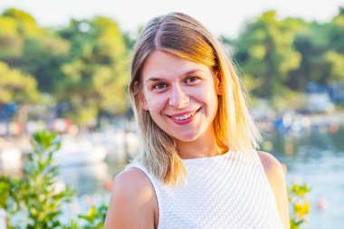 Trogir, Hırvatistan için gün batımında güzel kadın