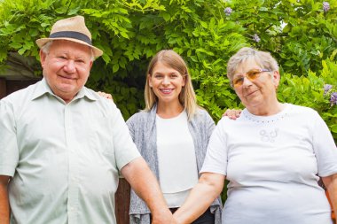 Torunuyla parkta yaşlı bir çift.
