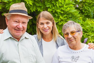 Torunuyla parkta yaşlı bir çift.