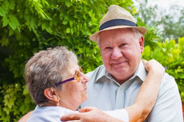 Aşık Yaşlı Çift