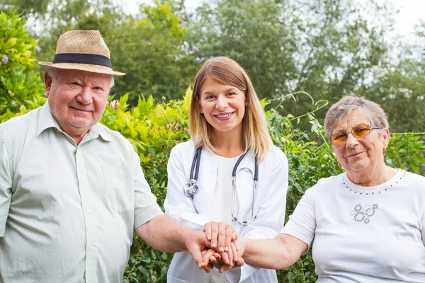 Yaşlı çift ile tıp doktoru