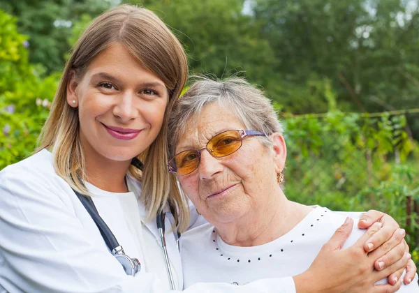 Yaşlı kadın kadın doktor ile