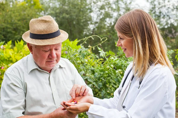 Yaşlılar için ilaç veren doktor
