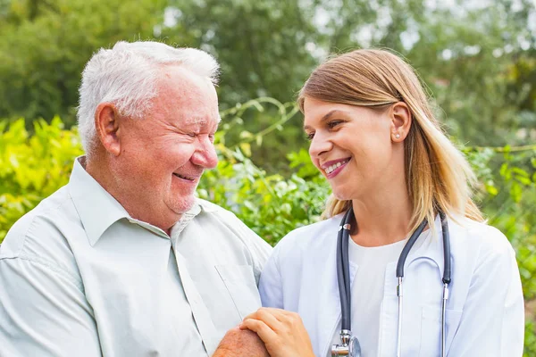 Äldre man med kvinnliga läkare — Stockfoto