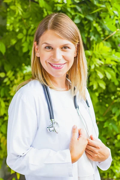 Sonriente mujer médico al aire libre — Foto de Stock