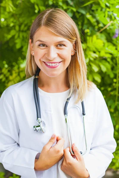 Sonriente mujer médico al aire libre — Foto de Stock
