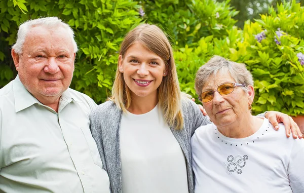 Torunuyla parkta yaşlı bir çift.