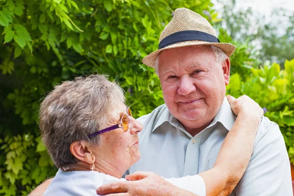 Aşık Yaşlı Çift