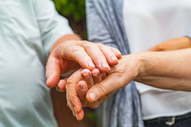 Yaşlı elleri titreyen