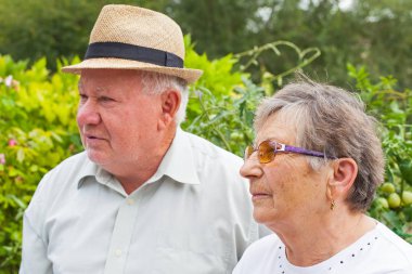 parkta yaşlı çift