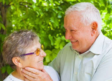 Aşık Yaşlı Çift