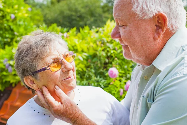 Elderly couple in love — Stock Photo, Image