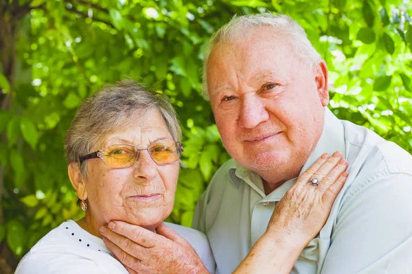 Casal de idosos apaixonados — Fotografia de Stock