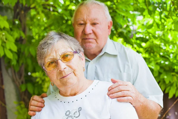 Влюбленная пожилая пара — стоковое фото