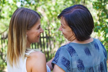 Anne ve kızı zaman