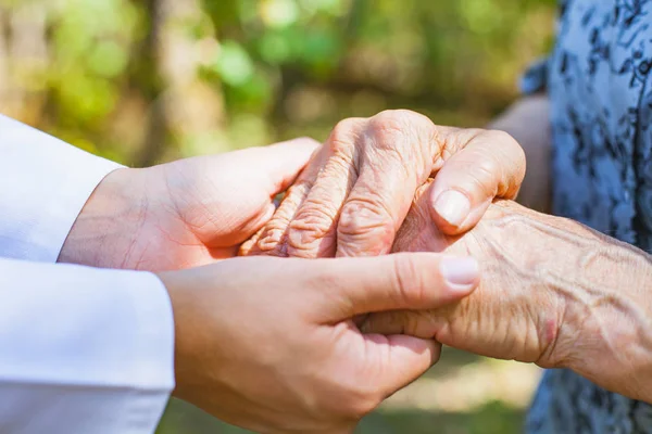 Trembling elderly hands — Stock Photo, Image