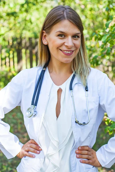 Vertrouwen vrouwelijke arts buiten — Stockfoto