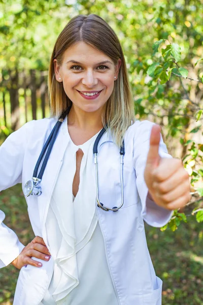 Confiada doctora al aire libre — Foto de Stock