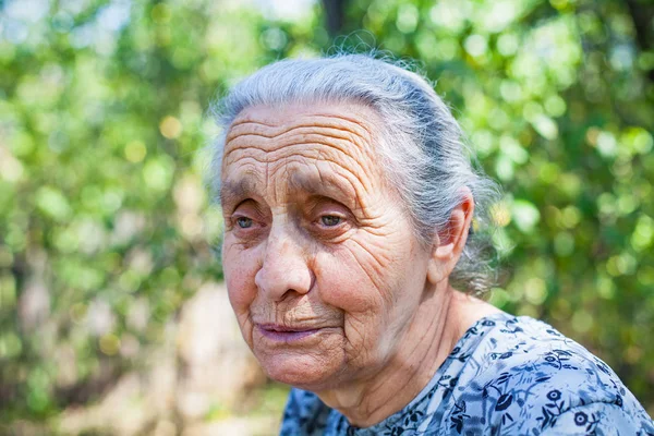 Äldre kvinna porträtt — Stockfoto