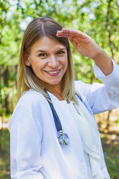 Confiada doctora al aire libre — Foto de Stock