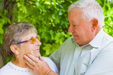 Aşık Yaşlı Çift