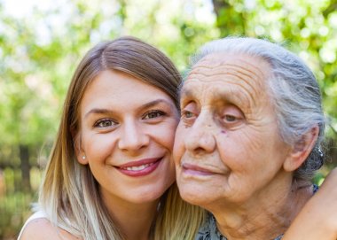 Büyükanne parkta sarılma