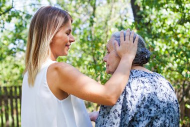 Yaşlı Bakımı - arkadan görünüm