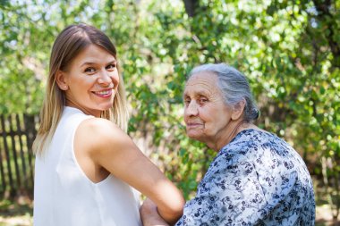Yaşlı Bakımı - arkadan görünüm